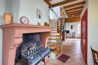 Suy Broye ! Location de vacance Hostens, Sud Gironde. Chemine, escalier, vers salon